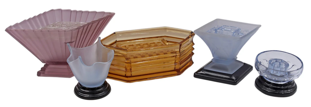 5 gekleurde Art Deco persglazen vazen en schaaltjes waaronder Bagley & Co