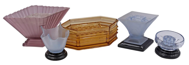 5 gekleurde Art Deco persglazen vazen en schaaltjes waaronder Bagley & Co