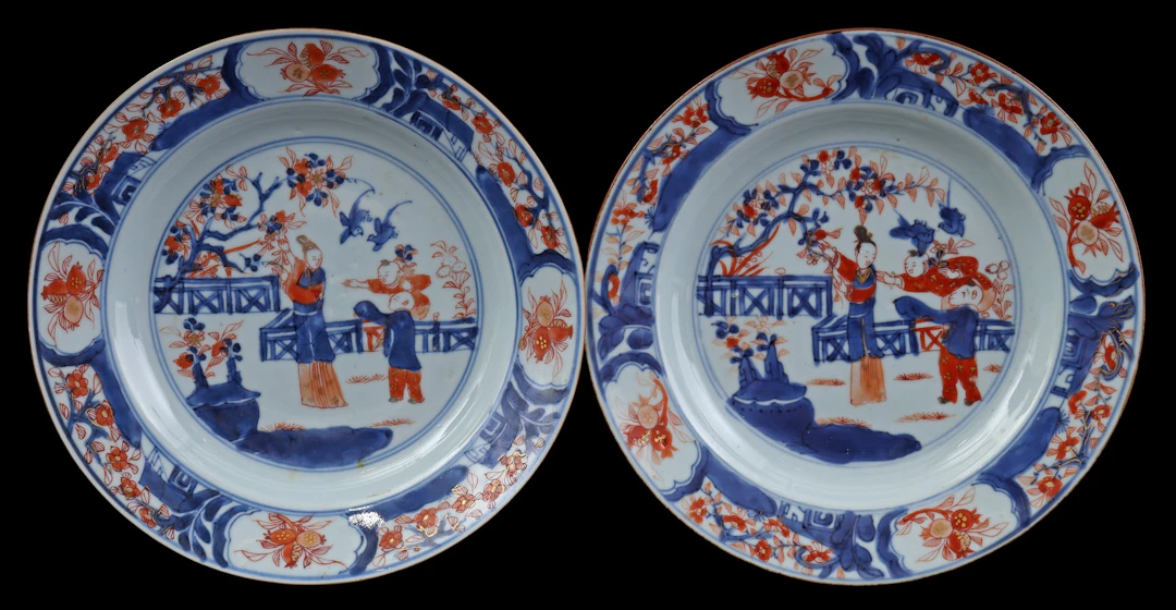 2 porseleinen Imari schotels met decor van lange lijs en zotjes