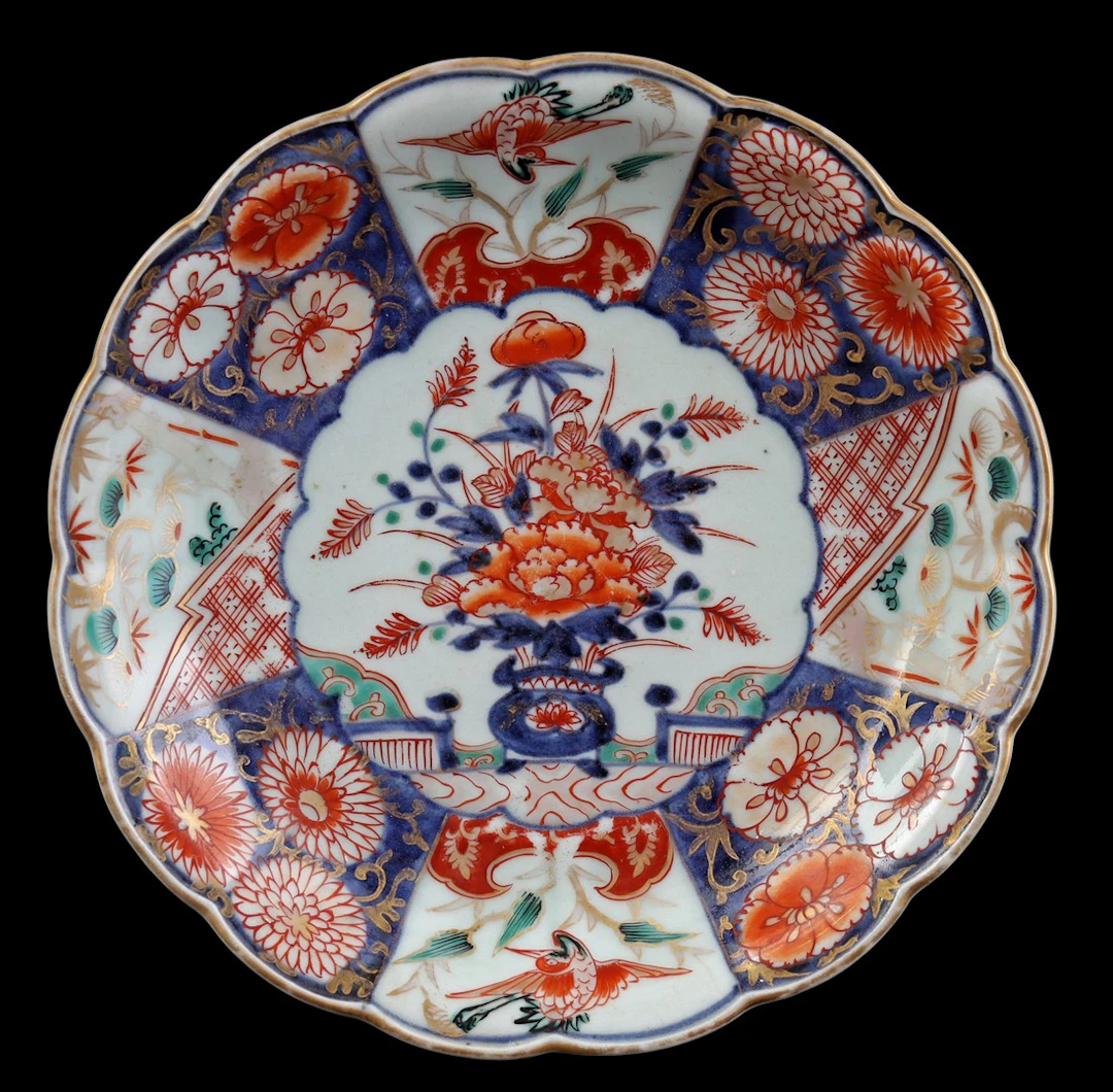Porseleinen Verte-Imari plooischotel met floraal decor en kraanvogels
