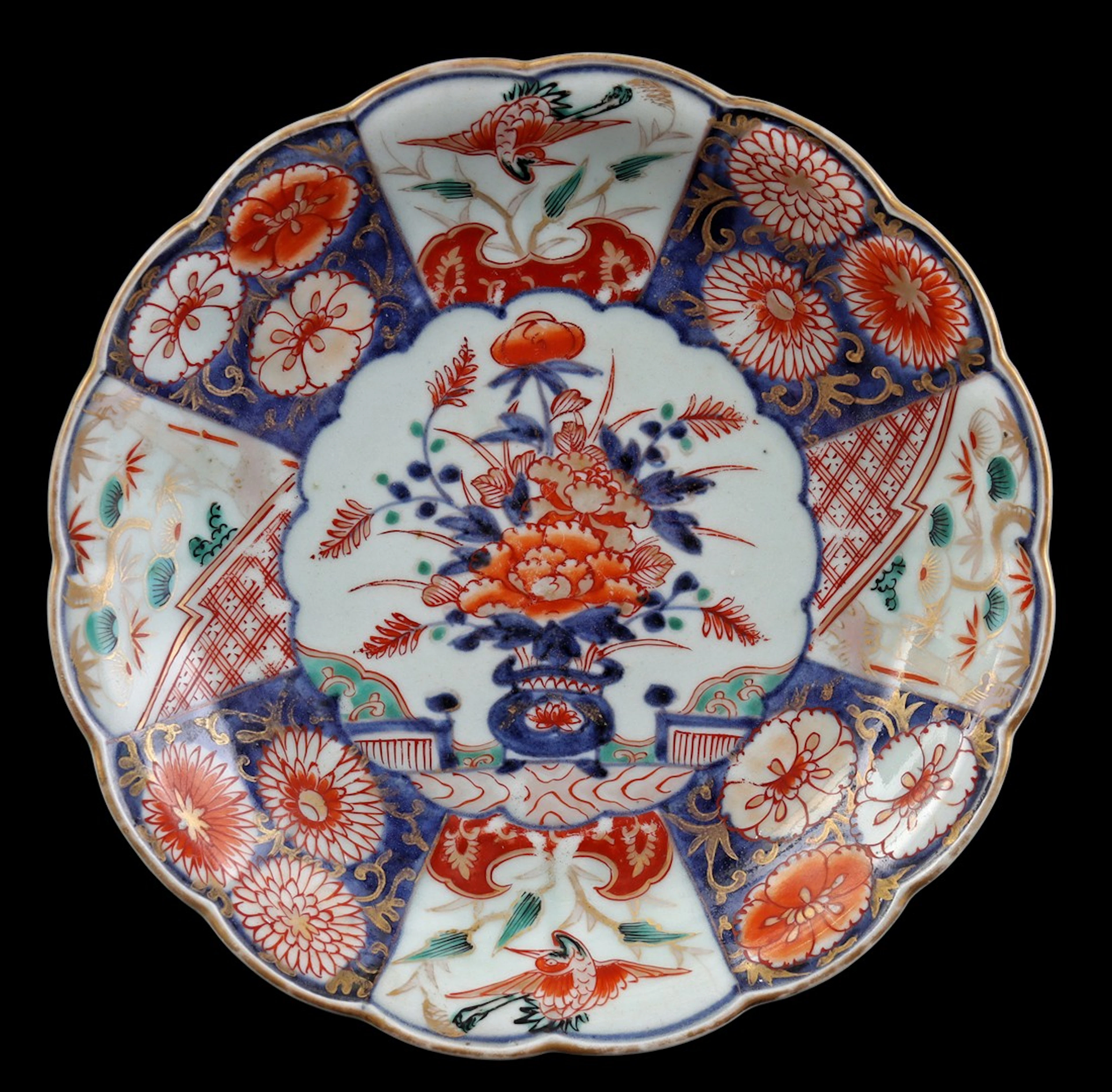 Porseleinen Verte-Imari plooischotel met floraal decor en kraanvogels
