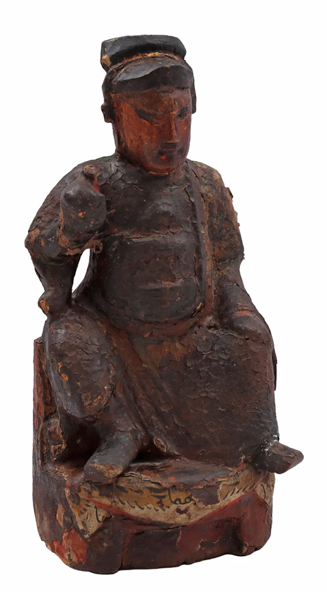 Houten huisaltaar of tempelbeeld met polychrome resten