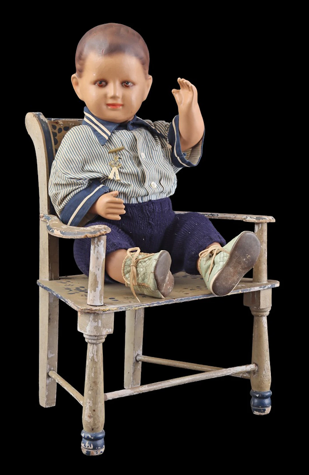 Papier maché pop in houten stoel