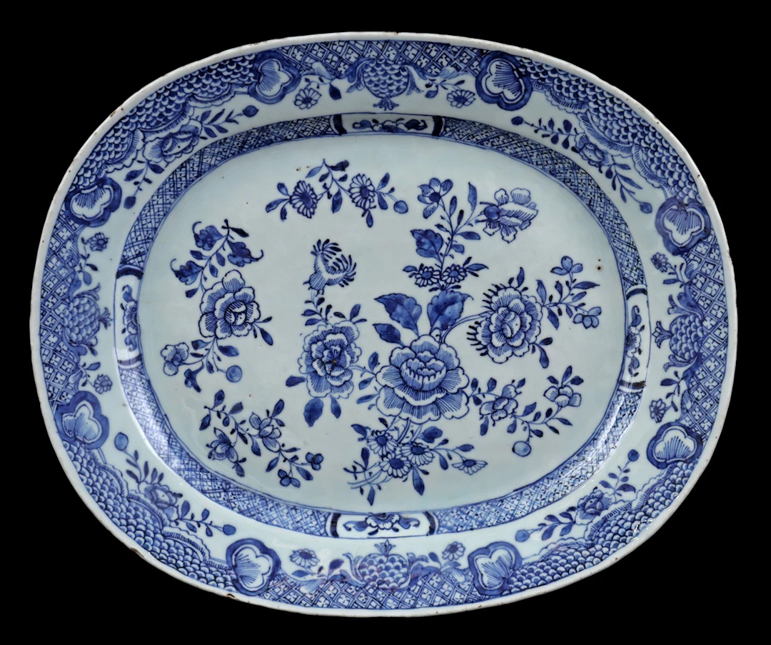 Ovale porseleinen schaal met blauw floraal decor