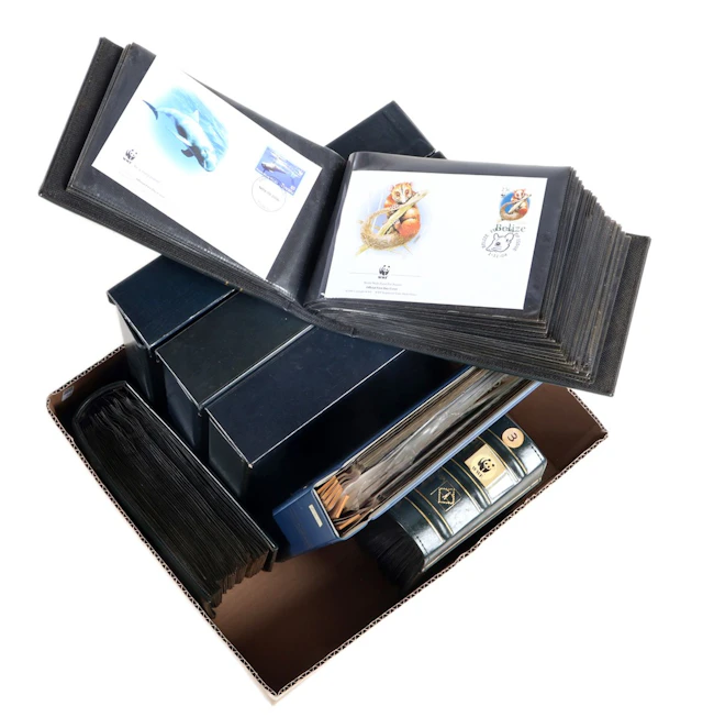 Doos bestaande uit 7 albums postzegels en FDC's waaronder...
