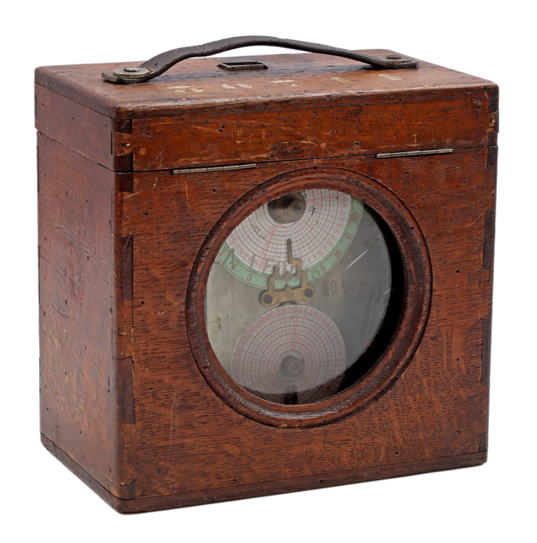 Oude duivenklok in eiken kast