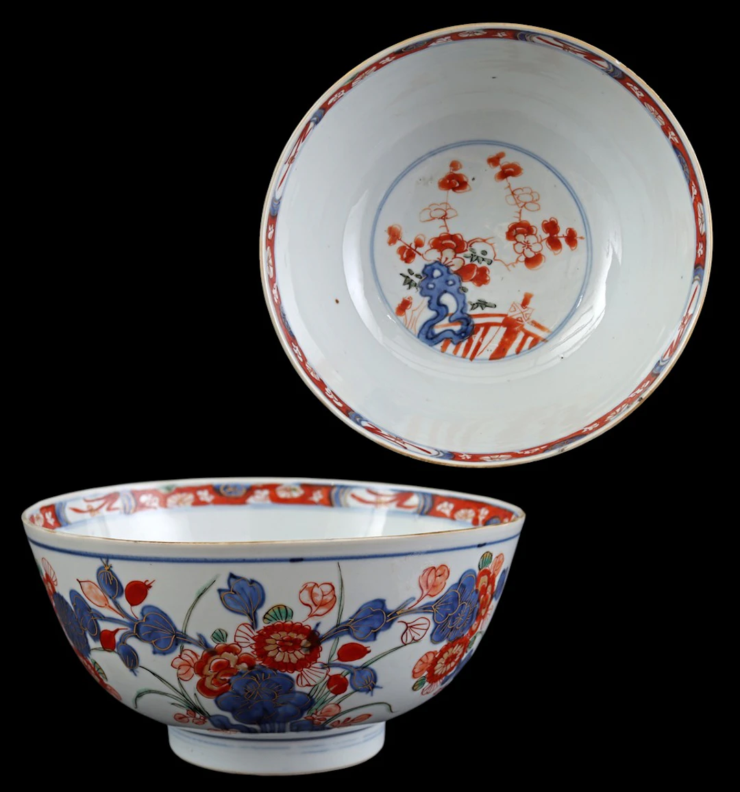 Porseleinen Verte-Imari kom met floraal decor