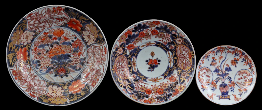 3 porseleinen Imari schotels met floraal decor