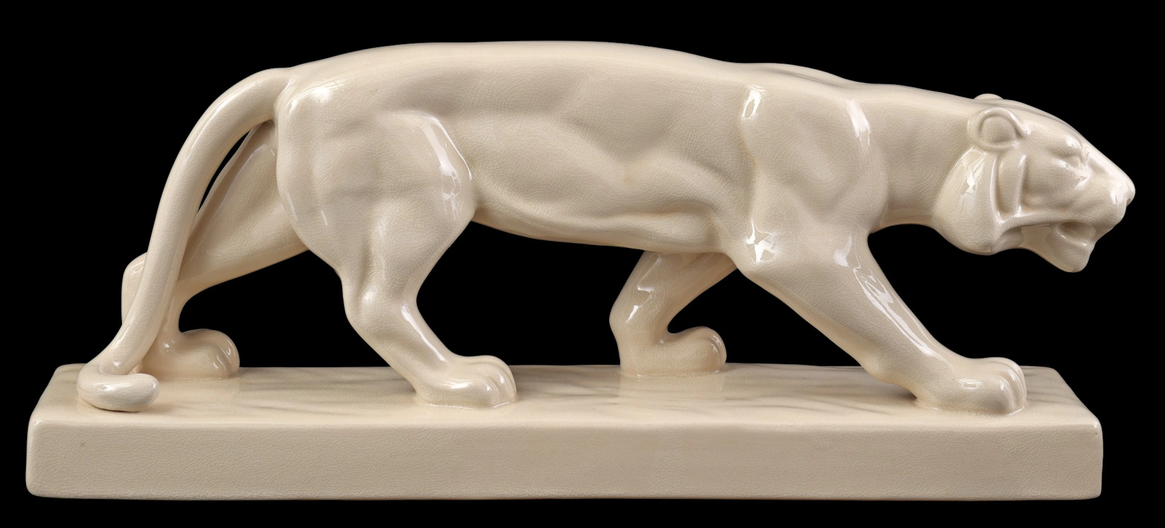 Art deco-stijl plateelbeeld van een tijger