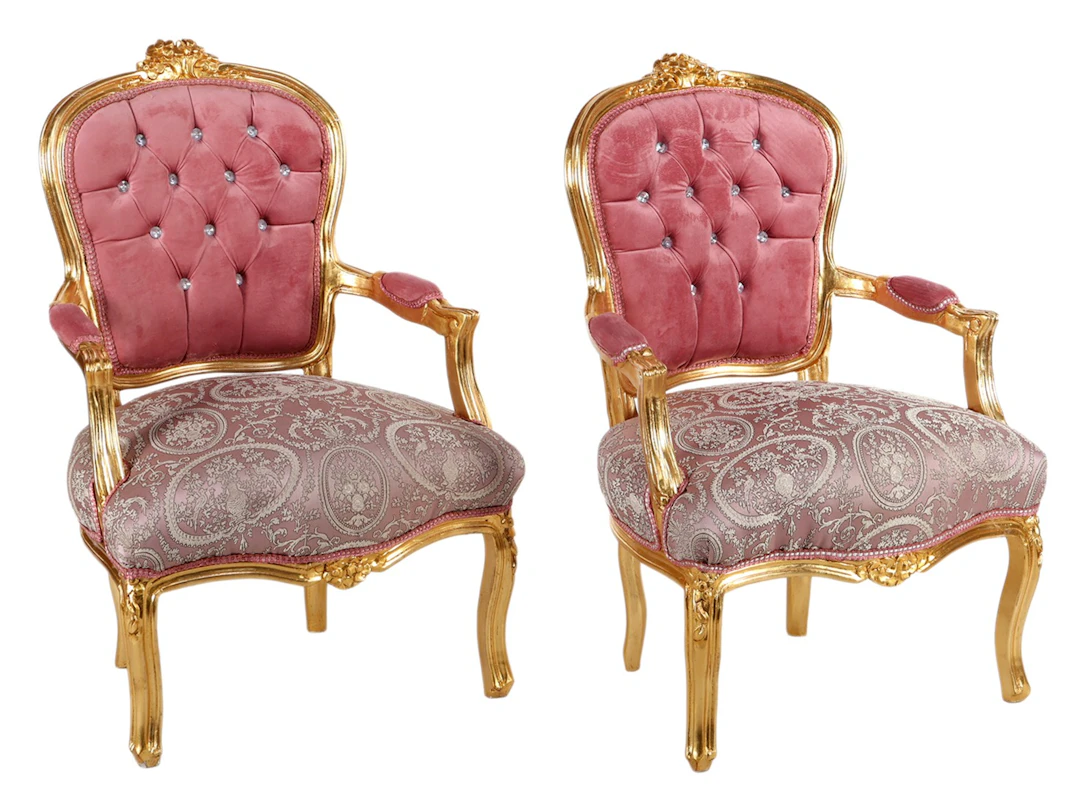 2 klassieke armstoelen met bewerkt goudkleurig frame en roze stoffering