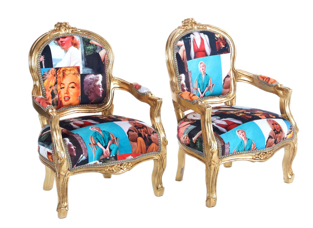 2 klassieke goudkleurige kinderstoeltjes met moderne...