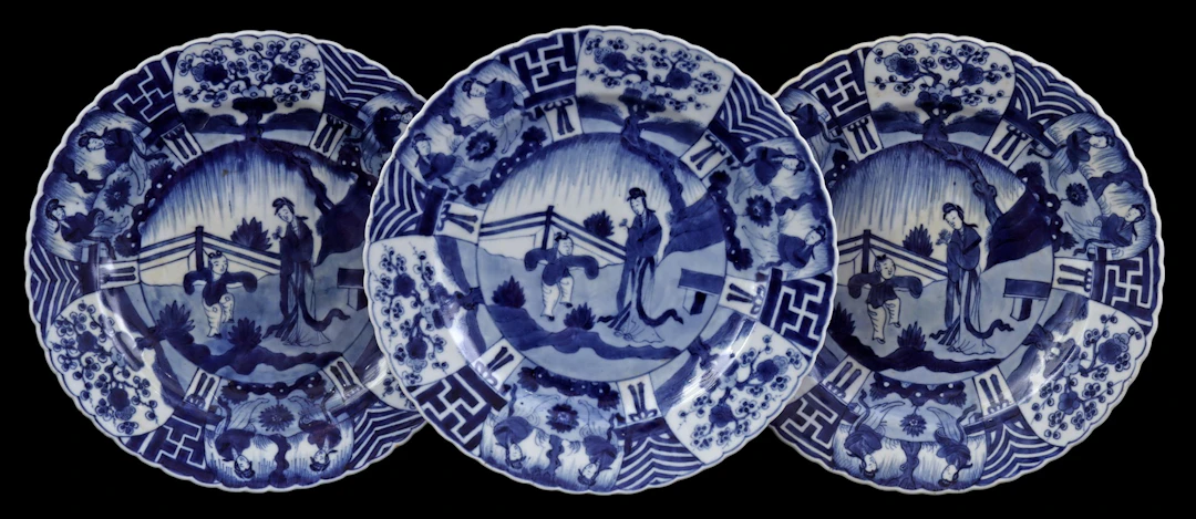 3 porseleinen schotels met blauw decor van lange lijs met zotje in Kangxi stijl