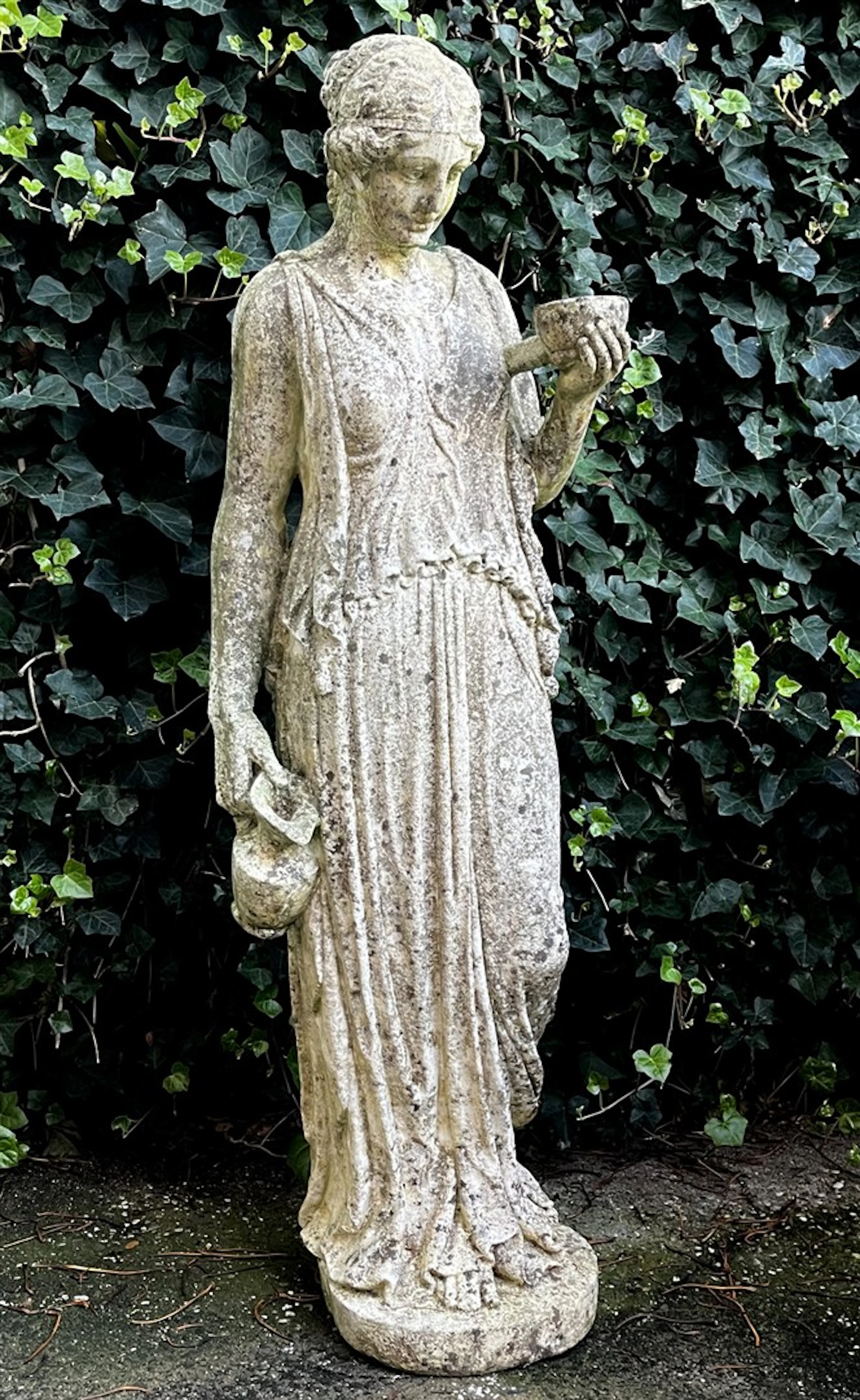 Composiet tuinbeeld van een Romeinse vrouw