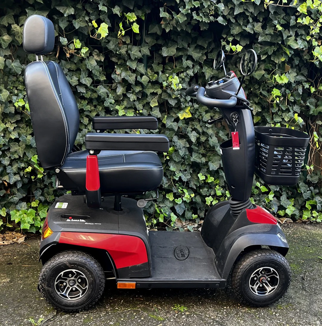 Zo goed als nieuwe rode Orion Metro scootmobiel met 2 sleutels en accuoplader