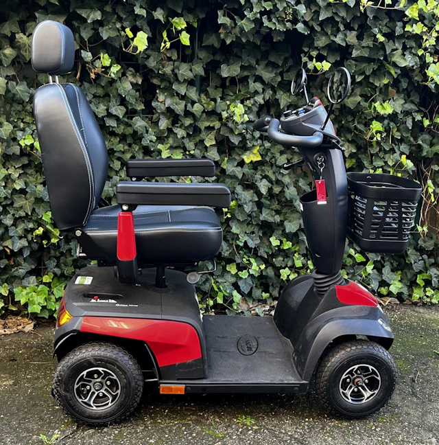 Zo goed als nieuwe rode Orion Metro scootmobiel met 2 sleutels en accuoplader