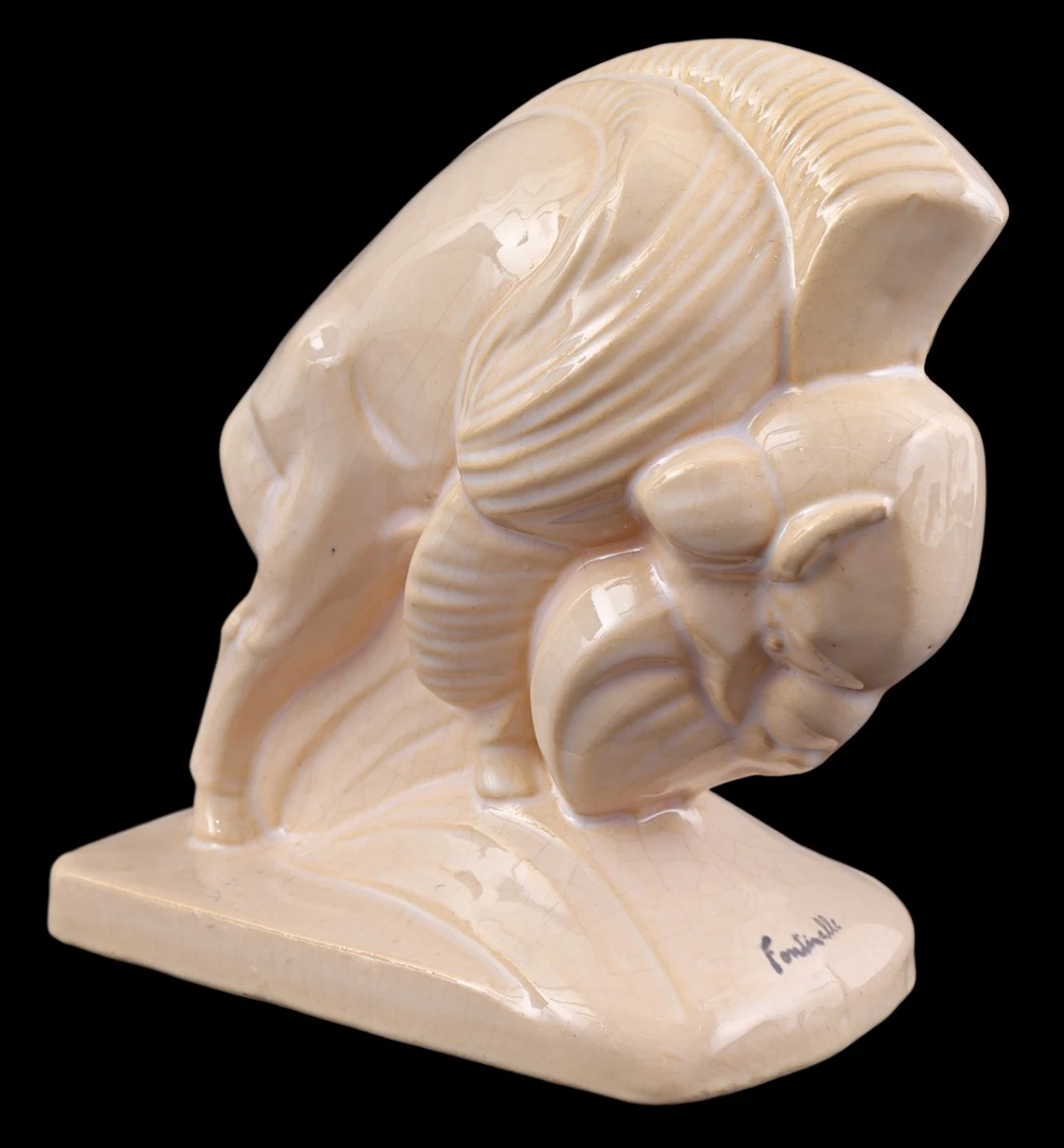 Art deco-stijl plateelbeeld van een bizon