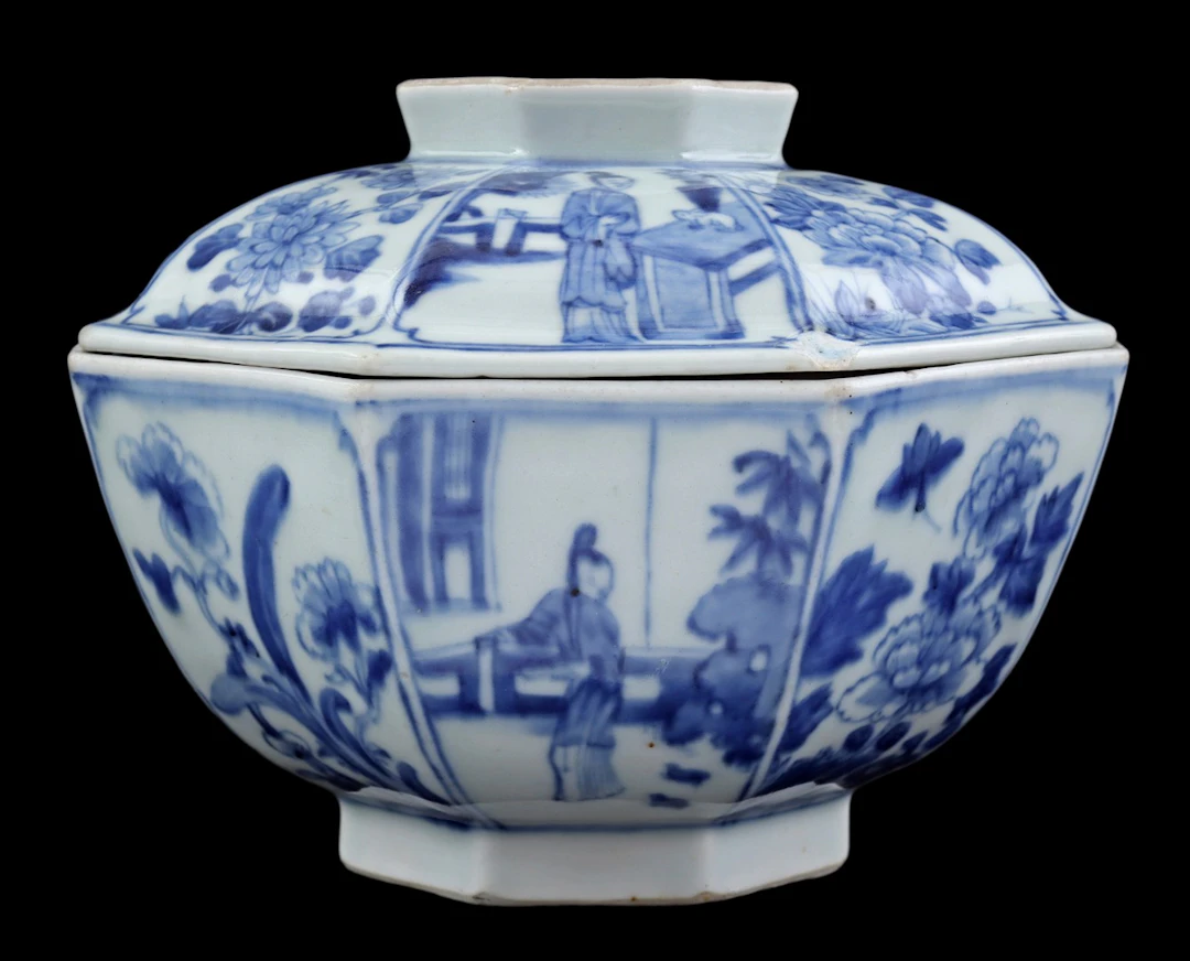 Octogonale porseleinen dekselkom met blauw decor van lange lijzen en zotjes
