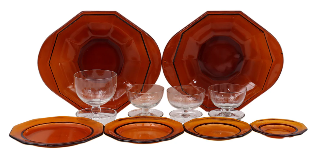10 glazen objecten waaronder 6 amberkleurige persglazen schalen en borden
