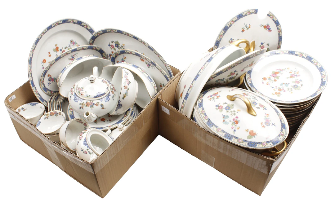 2 dozen porseleinen servies met verschillend polychroom floraal decor