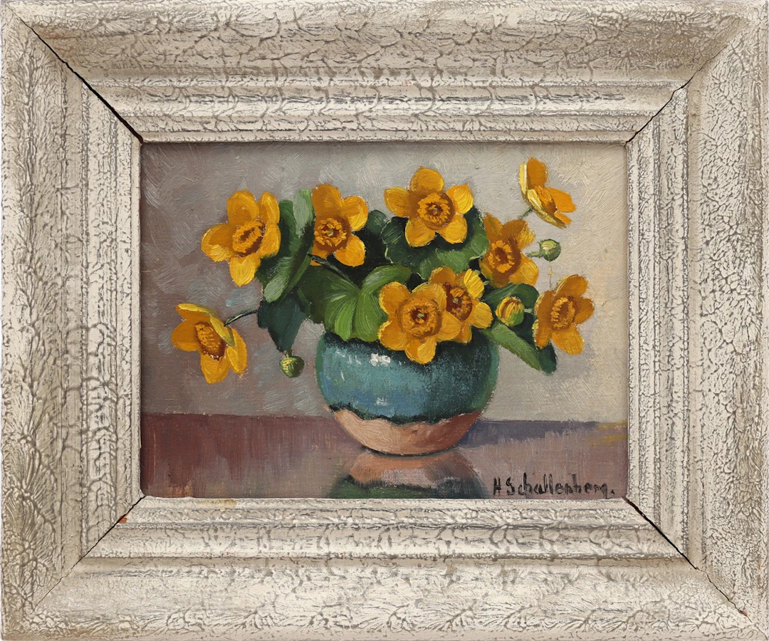 Boterbloemen in groen geglazuurde aardewerken vaas