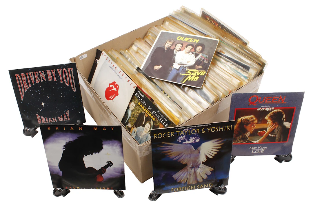 Doos diverse singles bestaande uit Queen