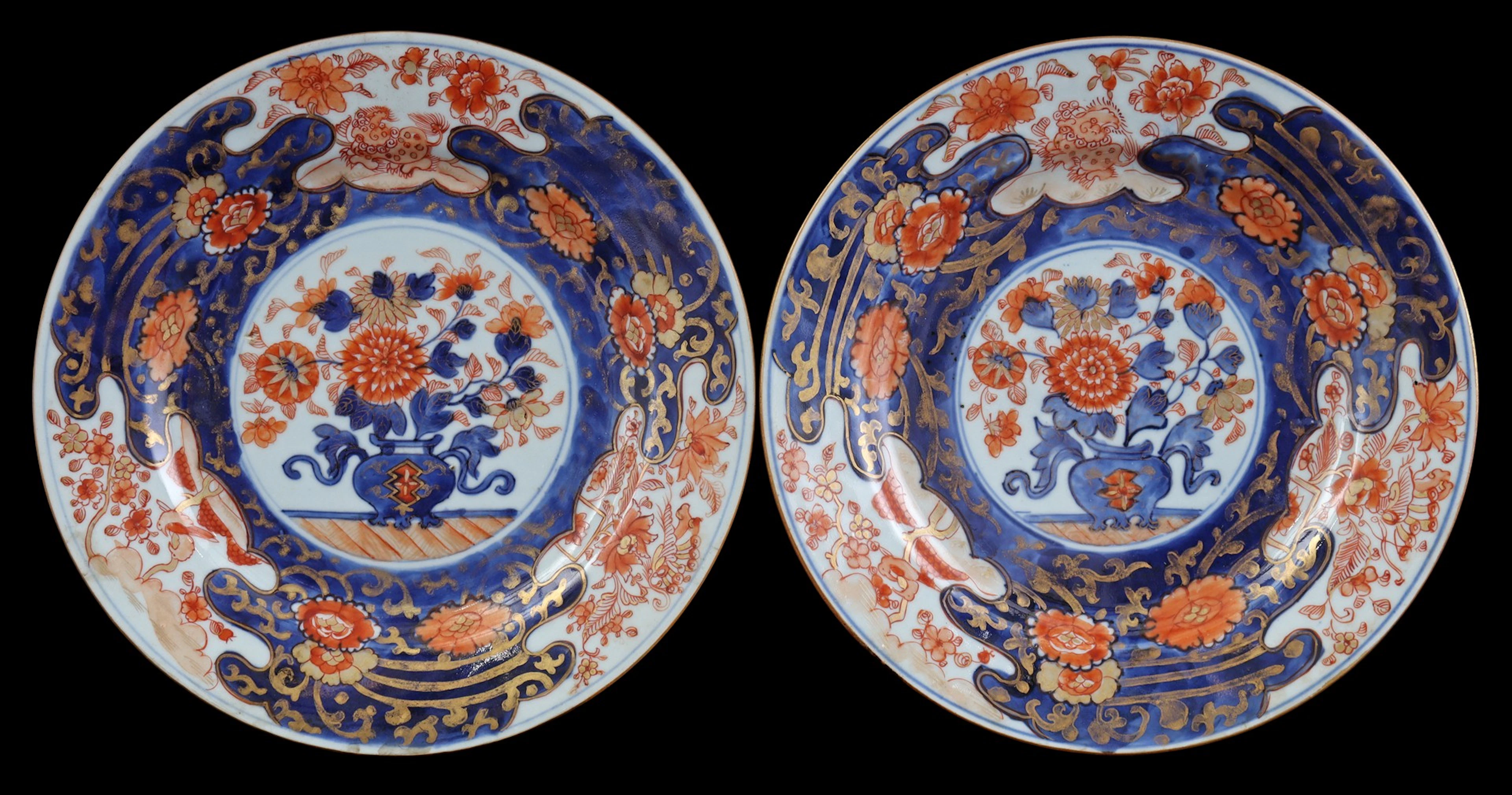 2 platte porseleinen Imari schotels met floraal decor