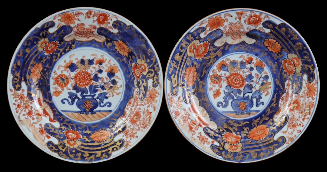 2 platte porseleinen Imari schotels met floraal decor