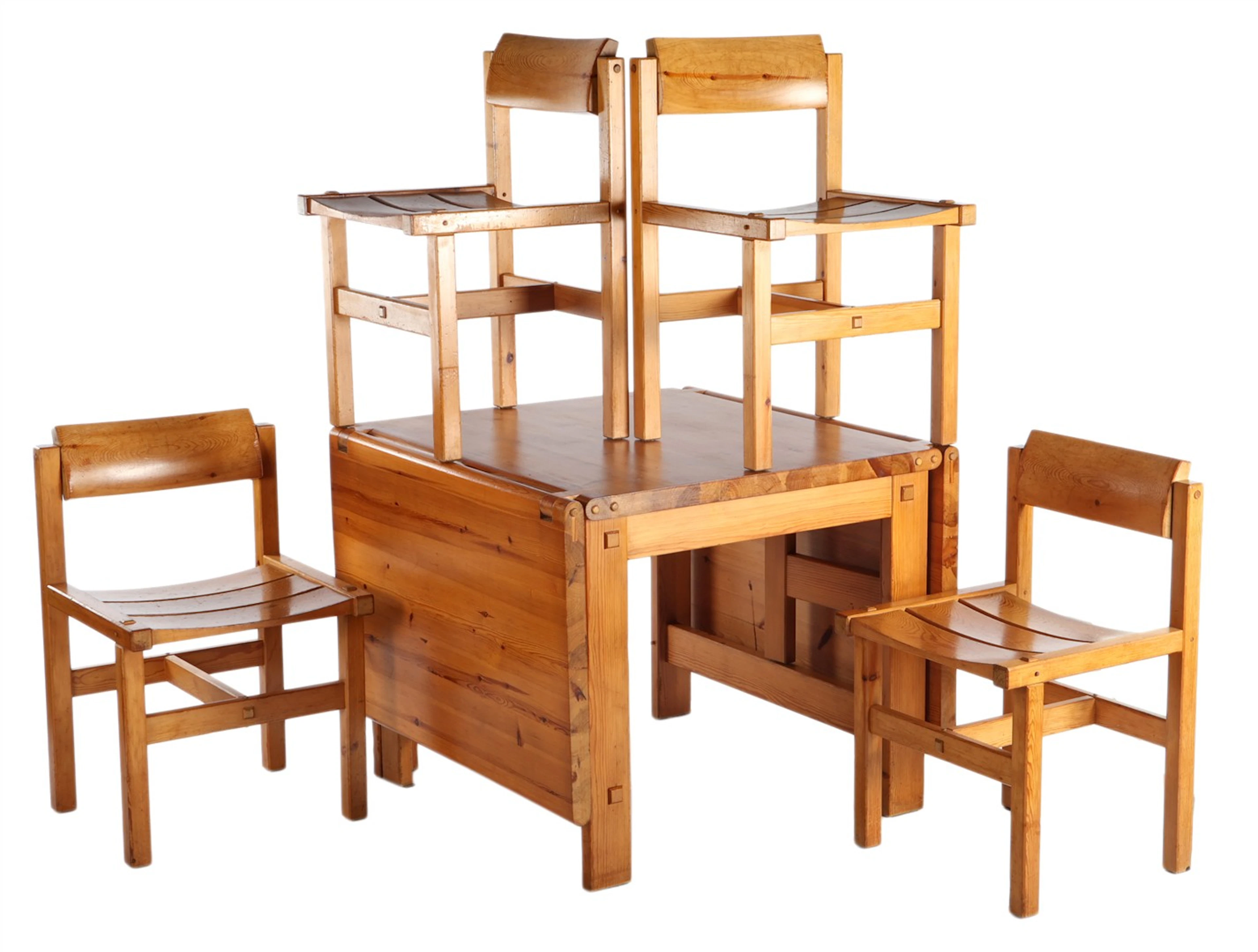 Grenenhouten eethoek bestaande uit 4 stoelen met draaibare rugleuning