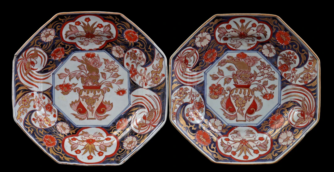 2 octogonale porseleinen Imari schotels met floraal decor...