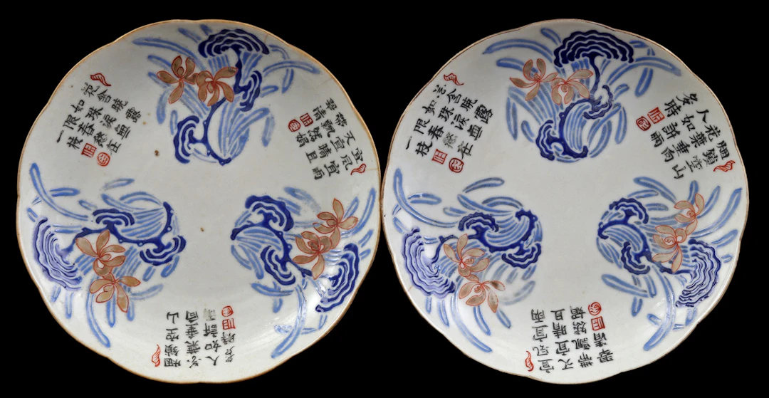 2 porseleinen schotels met blauw floraal decor en Chinese tekst