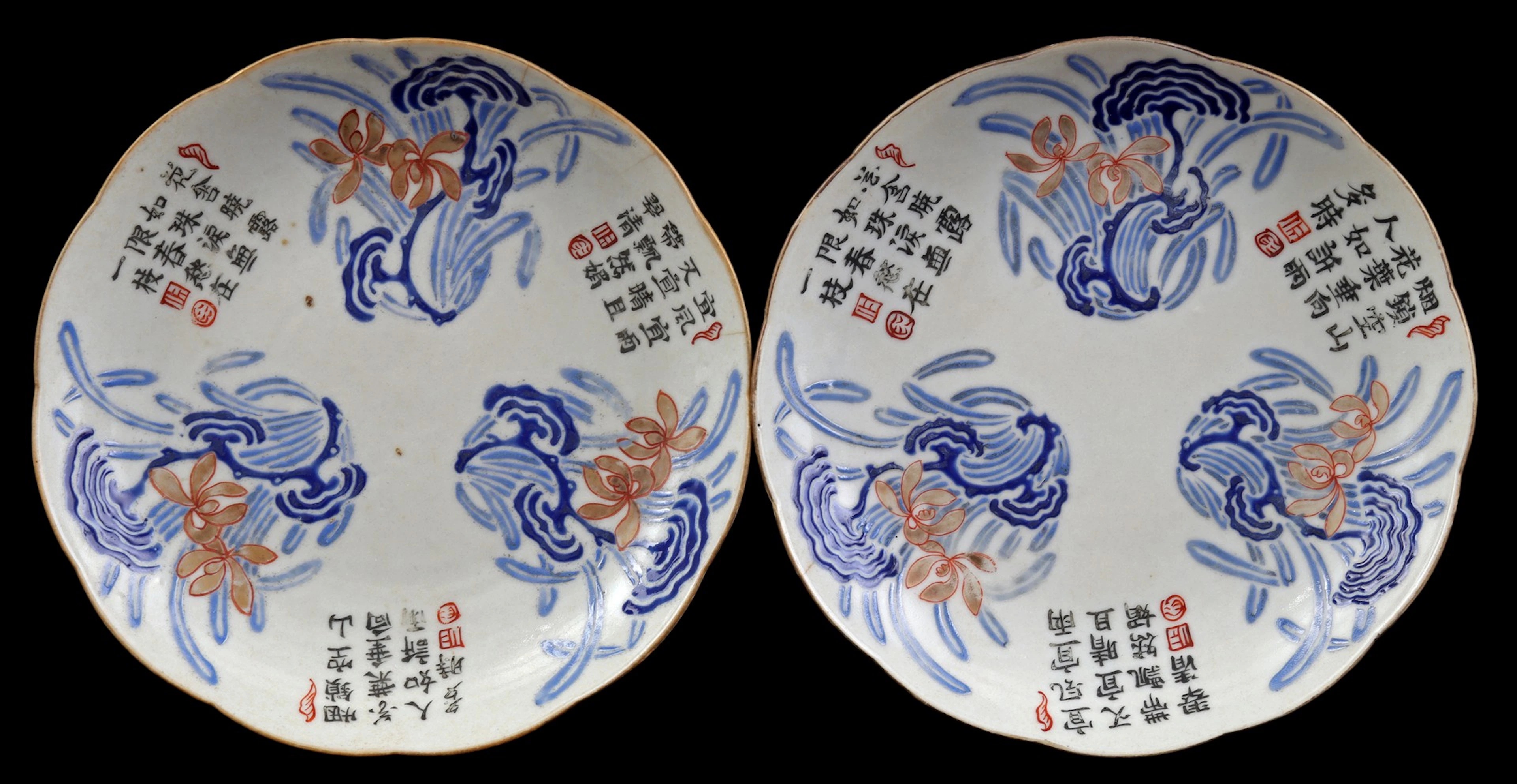 2 porseleinen schotels met blauw floraal decor en Chinese tekst