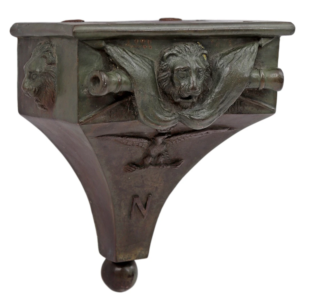 Bronzen wandconsole met wapen van Napoleon met inscriptie 1800-1815