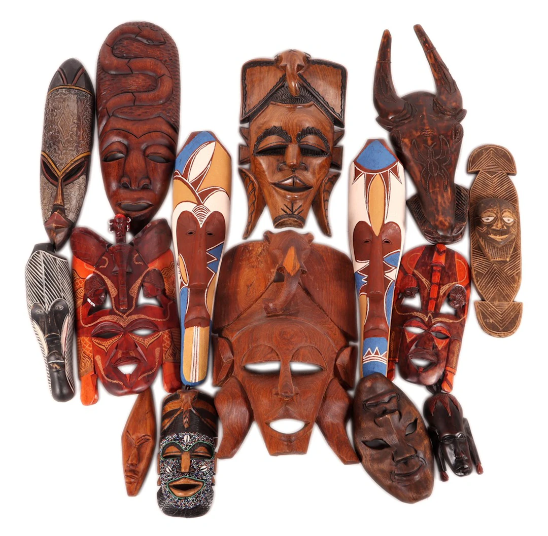 15 diverse houten Afrikaanse maskers