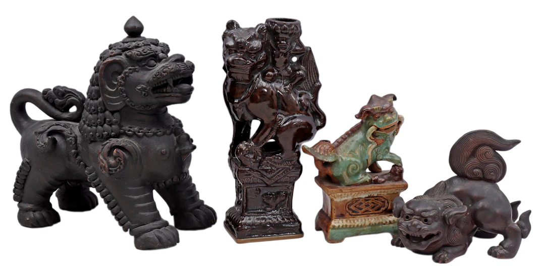 4 oosterse aardewerken sculpturen van tempelleeuwen...
