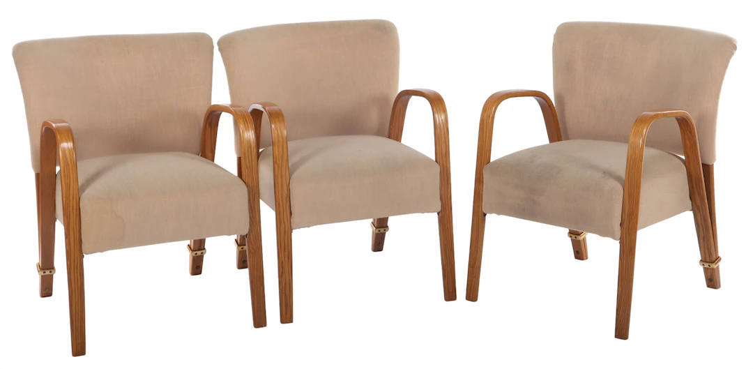 3 gebogen essenhouten loungestoelen met zandkleurige stoffering
