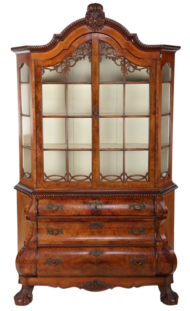 Louis XV-stijl tweedelige vitrinekast met gecontourneerde...