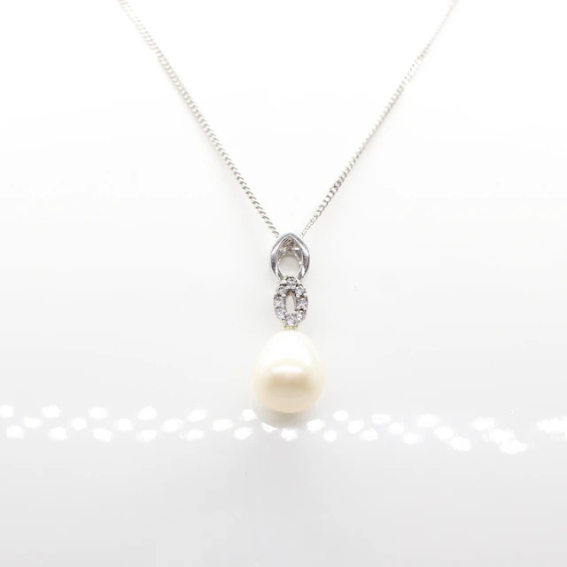 CULTURED PEARL & SILVER NECKLACE.