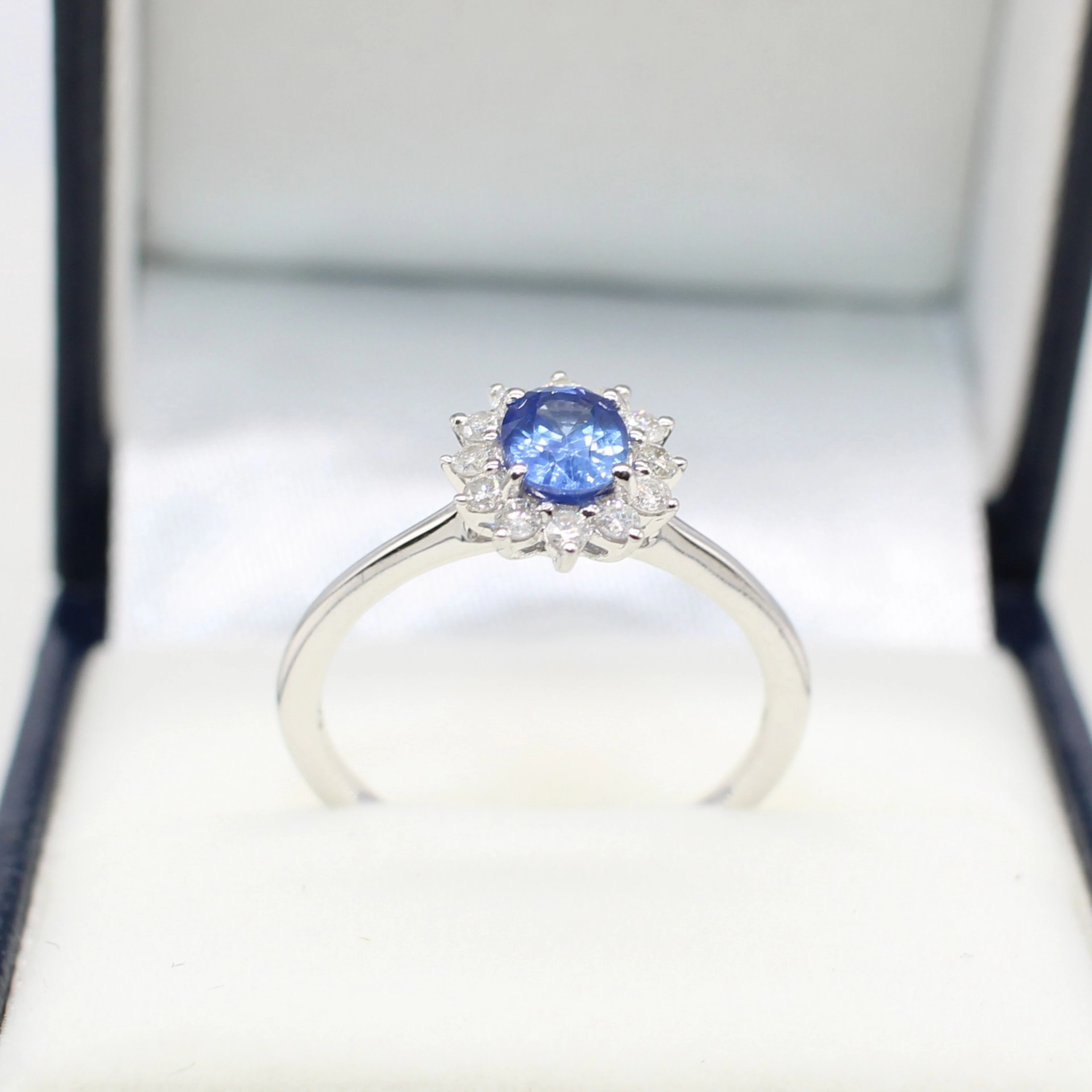 SAPPHIRE & DIAMOND CLUSTER RING.