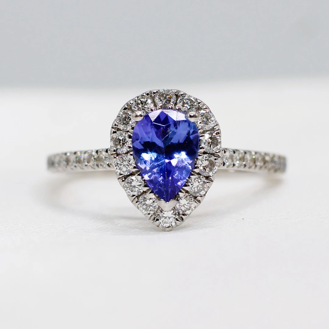 14K TANZANITE & DIAMOND CLUSTER RING.