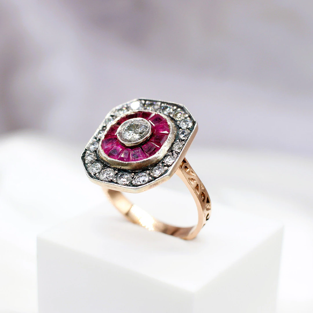 DIAMOND & RUBY RING.