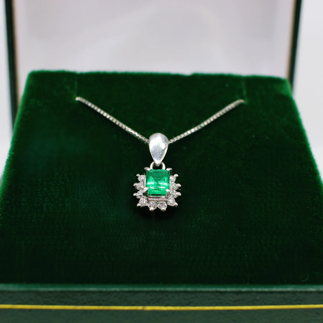 EMERALD & DIAMOND PENDANT IN PLATINUM.