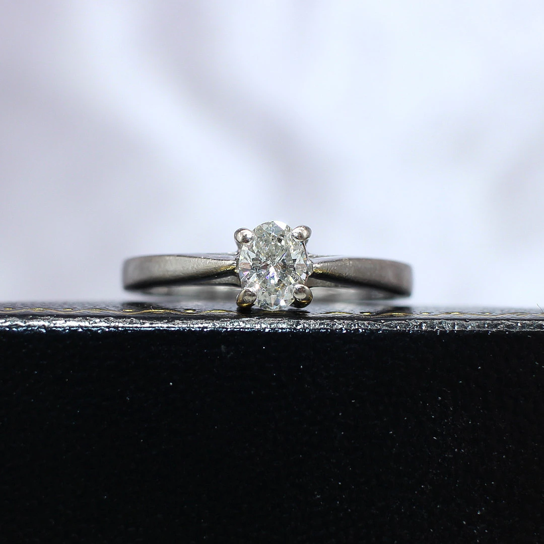 CERTIFICATED DIAMOND SOLITAIRE RING.