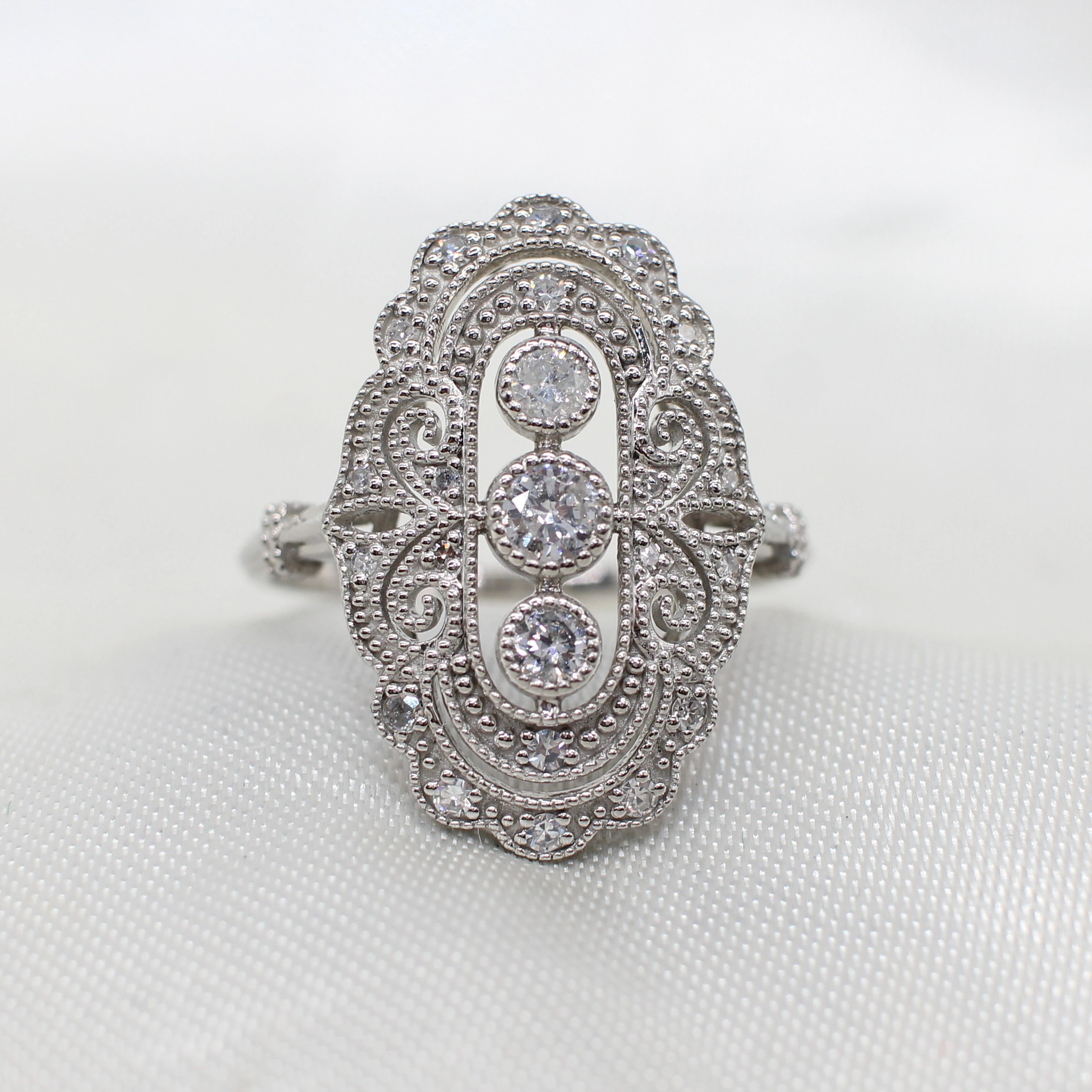 DIAMOND & PLATINUM RING.