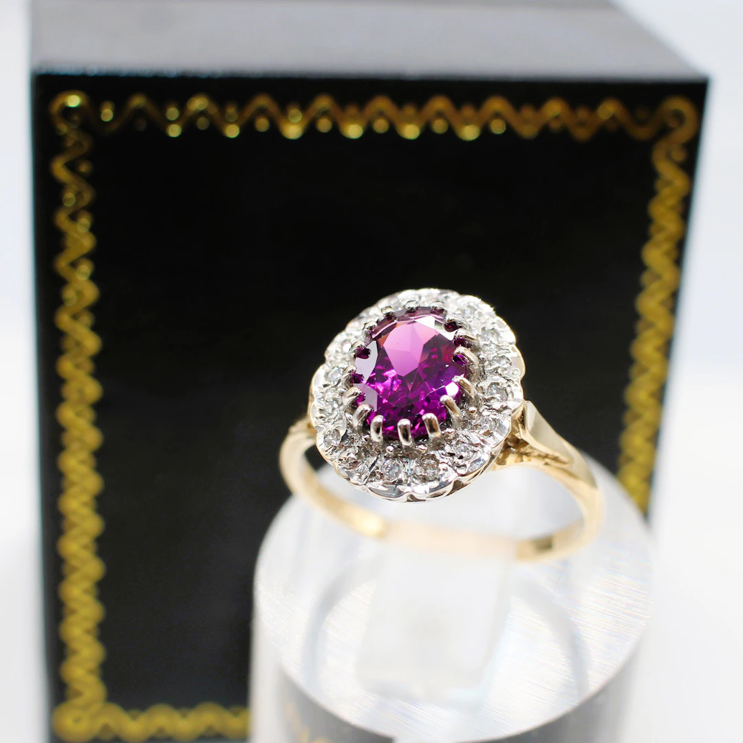 GARNET & DIAMOND RING.