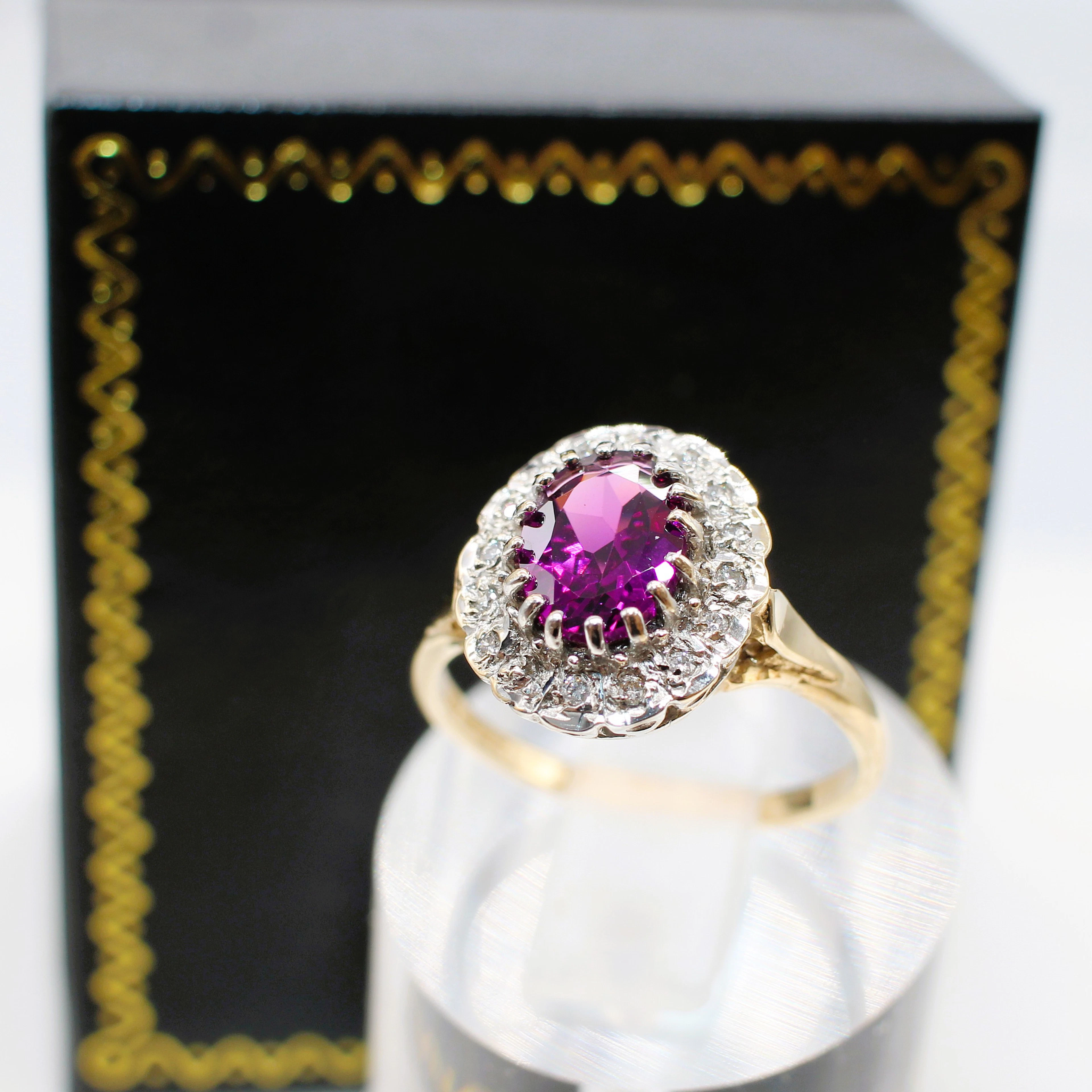 GARNET & DIAMOND RING.