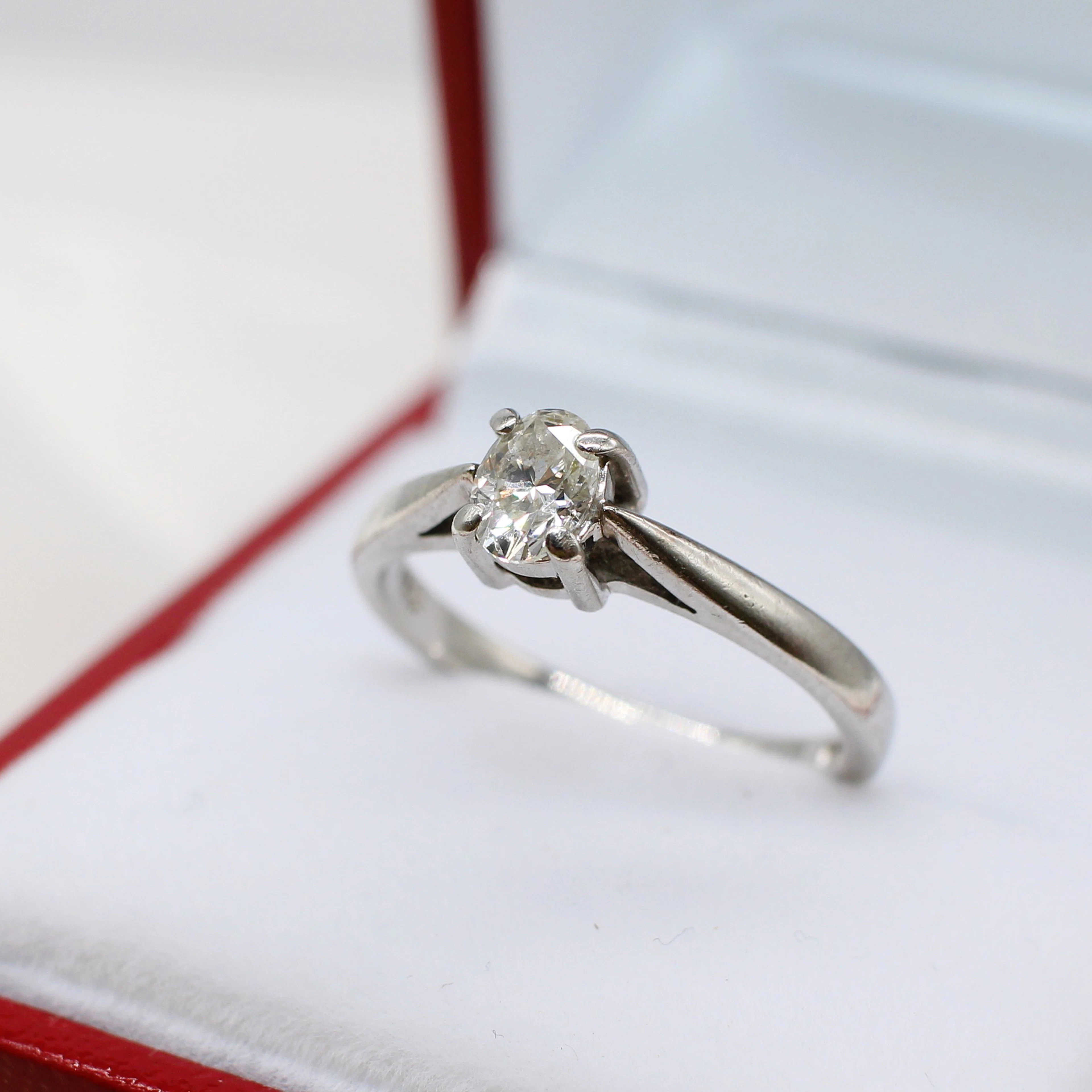 18K WHITE GOLD DIAMOND SOLITAIRE RING.