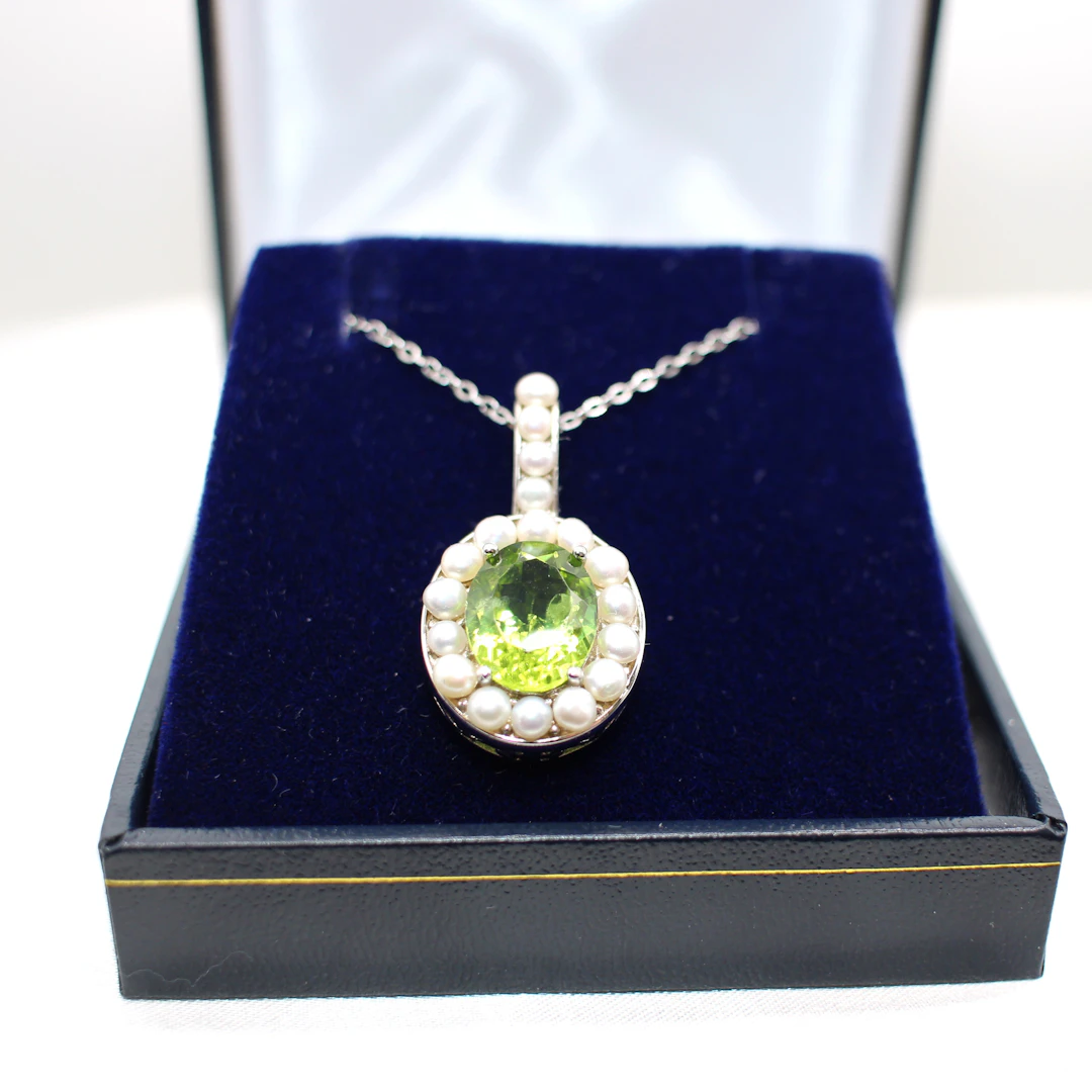 PERIDOT & SEED PEARL NECKLACE.