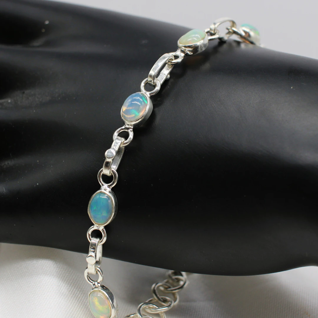 CABOCHON OPAL AND SILVER BRACELET.