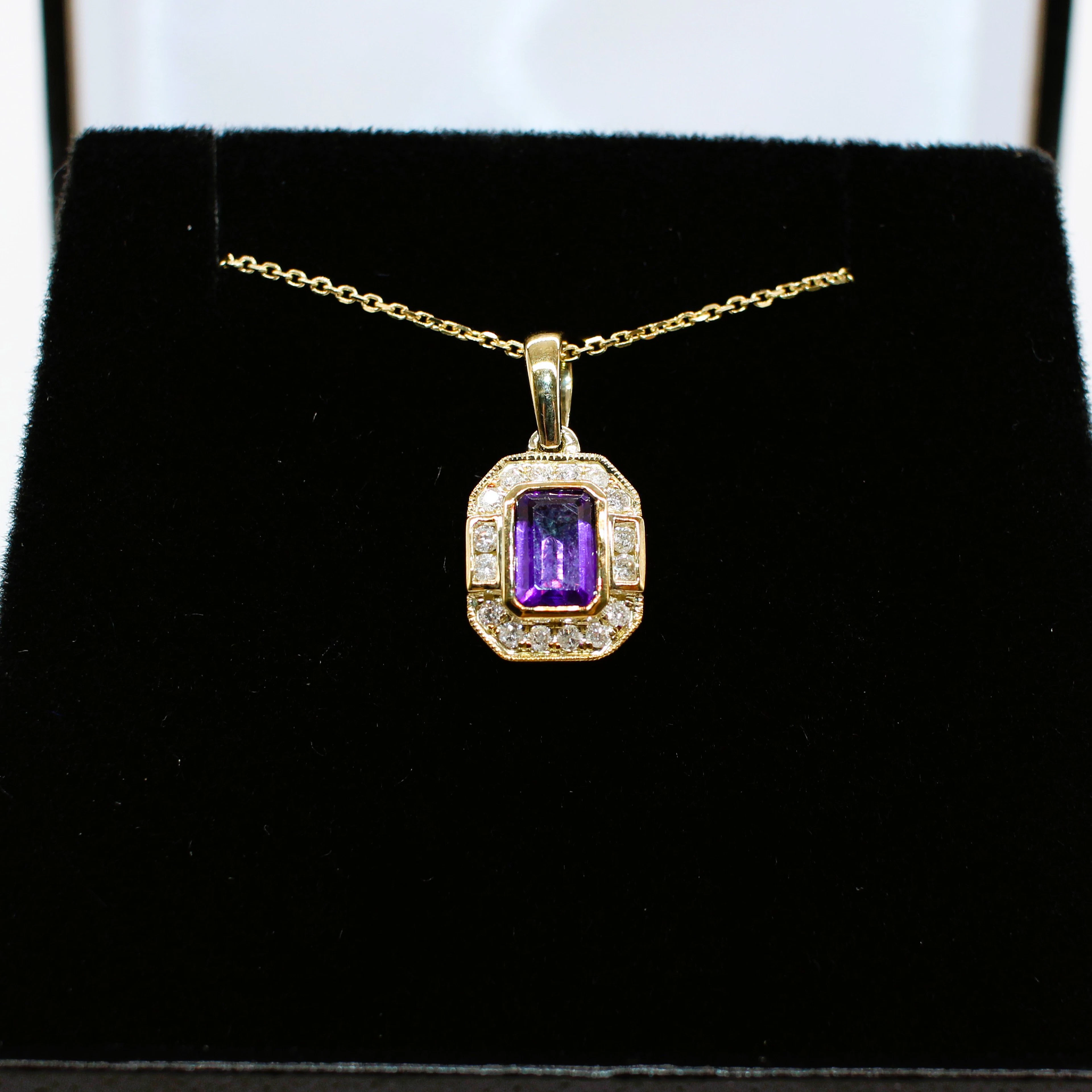 AMETHYST & DIAMOND ART DECO STYLE NECKLACE.