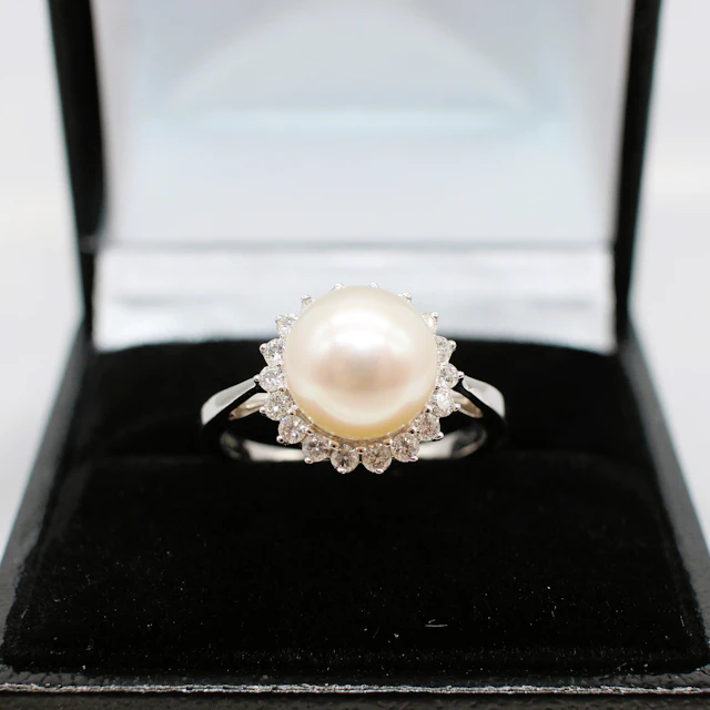 PEARL AND DIAMOND CLUSTER RING.